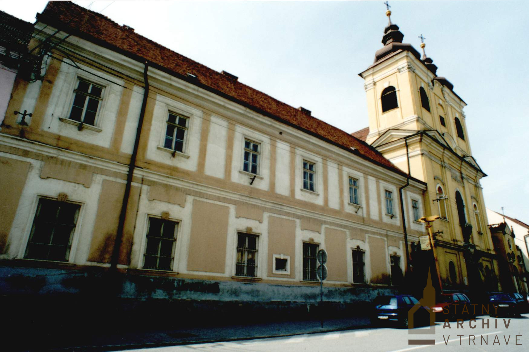 Budova jezuitského kláštora  v Trnave v roku 2002